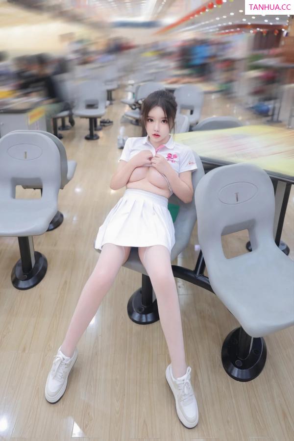   [XiuRen]高清写真图 2024.02.20 No.8118 小薯条nienie 丝袜美腿第45张图片
